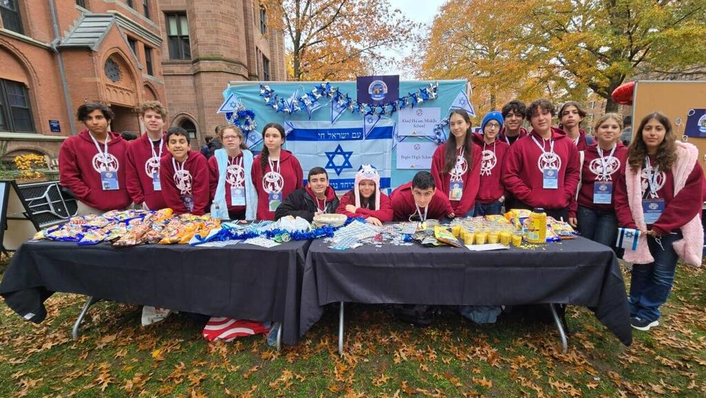 Команда школьников из Петах-Тиквы (Фото: Вардина Ос, менеджер команды ) הישג ישראל באוניברסיטת ייל