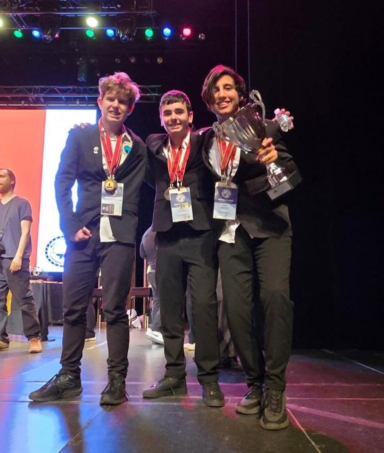 Участники команды Израиля (Фото: Вардина Ос, менеджер команды) חלק מהזוכים