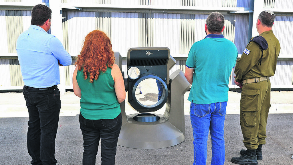 מימין לשמאל: סא"ל י', ד"ר י', המהנדסת ט' והמהנדס א'