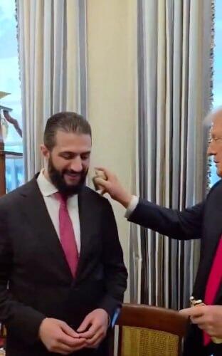 נשיא סוריה אחמד א-שרע ושר החוץ של סוריה חסן א-שיבאני פוגשים את נשיא ארה"ב דונלד טראמפ בבית הלבן