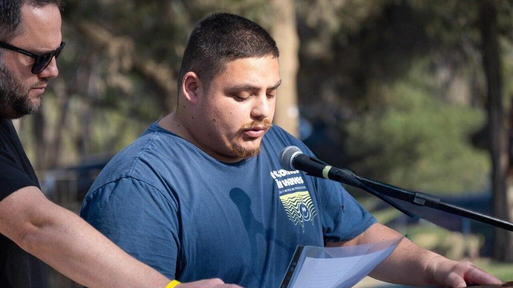 Гони Годард на похоронах отца (Фото предоставлено кибуцем Беэри) גוני, בנו של החלל החטוף מני גודארד ז"ל בהלווייתו בקיבוץ בארי