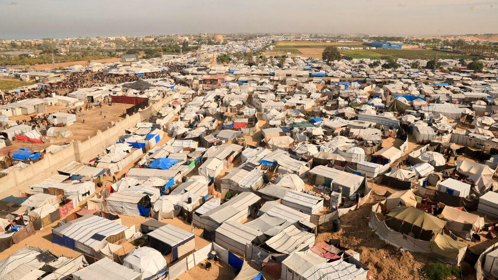 Tents housing displaced Palestinians in the al-Mawasi area of Khan Younis, November 2025 (Photo: REUTERS/Haseeb Alwazeer) אוהלי עקורים בשכונת אל-מוואסי, חאן יונס