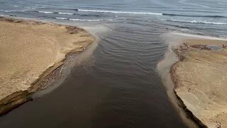 מי נגר שחורים מוזרמים לים באזור יפו