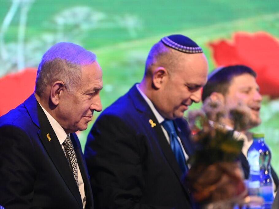 Биньямин Нетаниягу, мэр Лода Яир Ревиво и Бецалель Смотрич на церемонии (Фото: Яир Саги) רה"מ בנימין נתניהו בטקס הרחבת הסכם הגג השני של העיר לוד