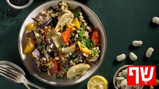 טבעוני: סלט אנטיפסטי, גריסי פנינה ועשבי תיבול