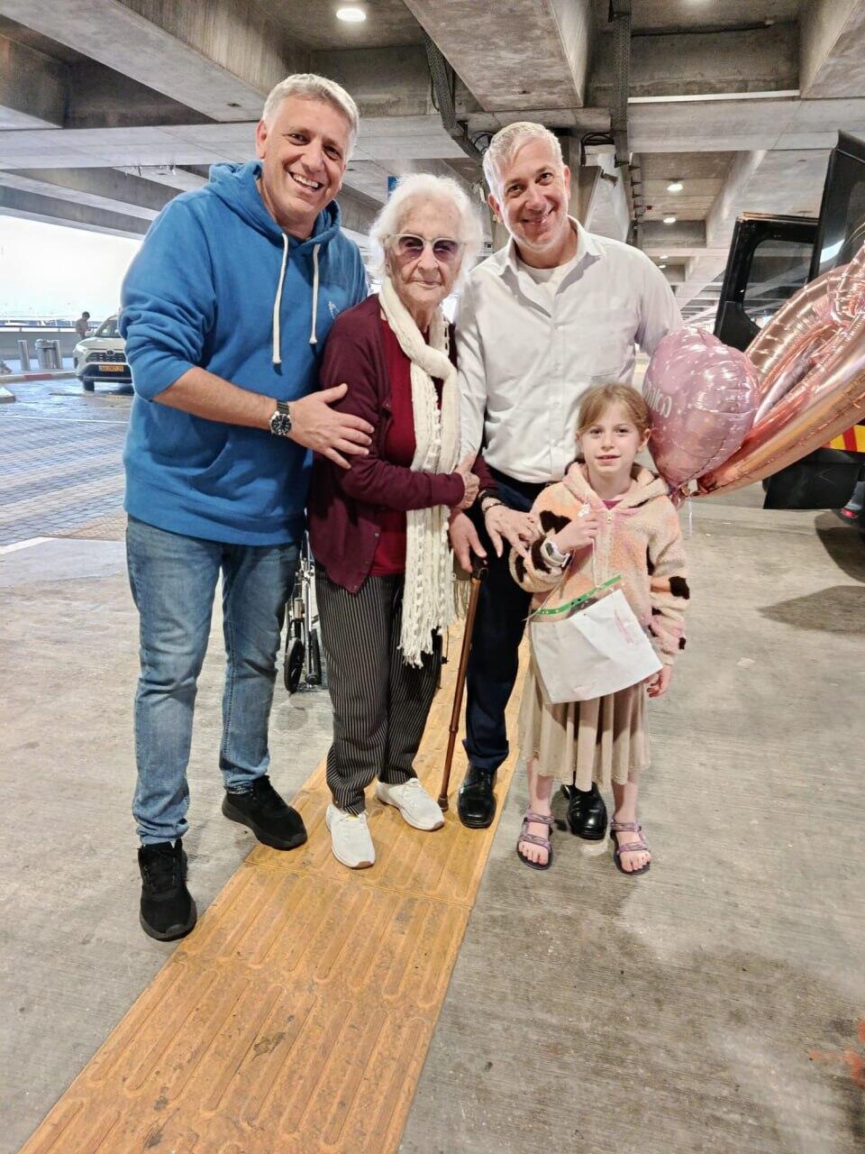 Sara Unterberg, middle, with her family in Israel שרה אונטרברג