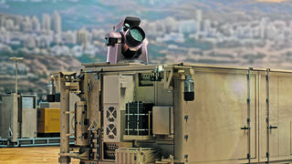 מערכת "אור איתן" (במציאות הקרן אינה נראית, וצבועה לצורך המחשה בלבד)