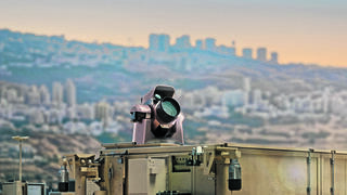 מערכת "אור איתן" (במציאות הקרן אינה נראית, וצבועה לצורך המחשה בלבד)