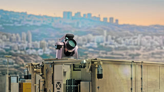 מערכת "אור איתן" (במציאות הקרן אינה נראית, וצבועה לצורך המחשה בלבד)