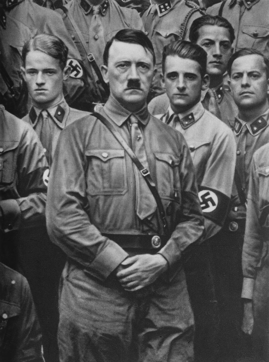 Carlson: 'The idea that Hitler just randomly rolled into Poland is a lie' (Photo: Three Lions/Hulton Archive/Getty Images) אדולף היטלר עם הנוער ההיטלראי