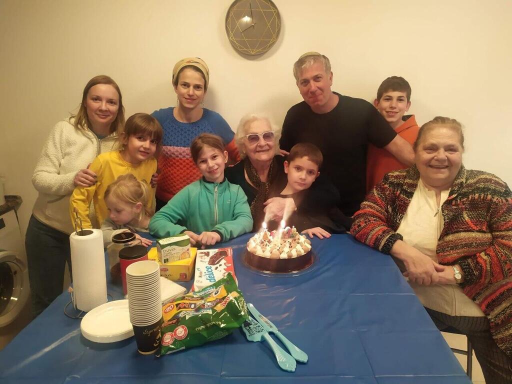 Sara Unterberg, middle, with her family in Israel שרה אונטרברג ובני משפחתה
