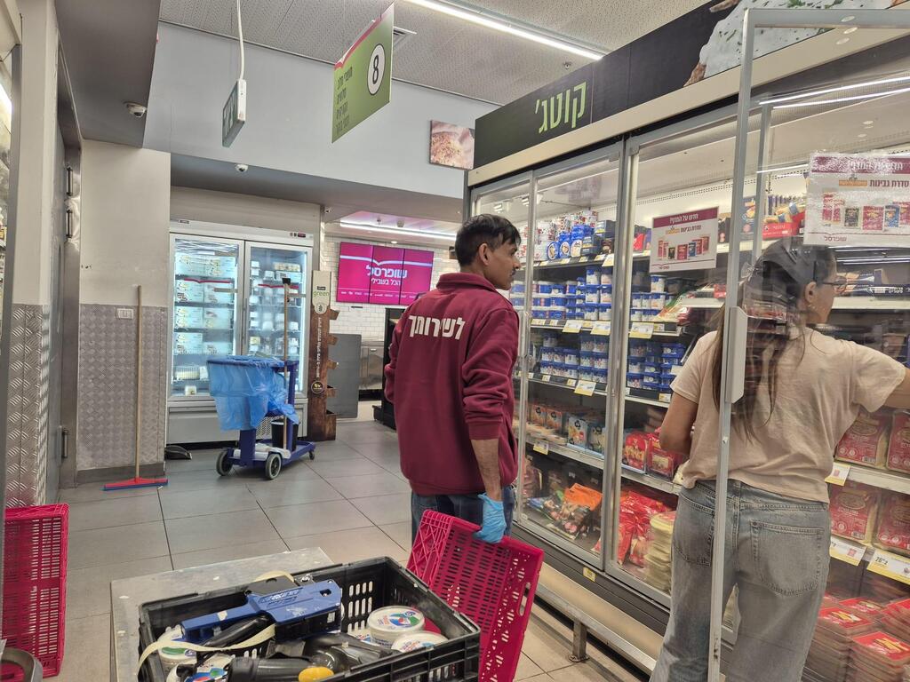 עובד זר בשופרסל