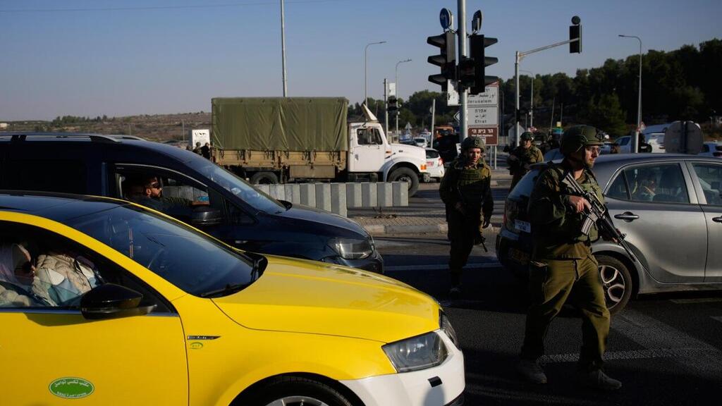 На месте теракта в Гуш-Эционе (Фото: AP Photo/Ohad Zwigenberg) פיגוע בגוש עציון