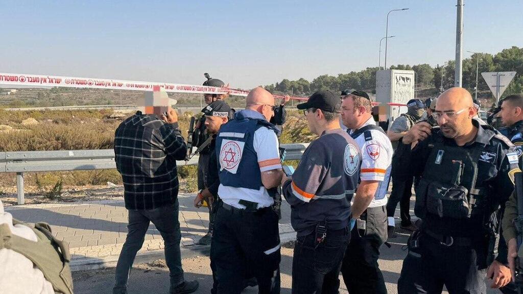 На месте теракта в Гуш-Эционе (Фото: пресс-служба МАДА) דיווח על פיגוע דריסה ודקירה במרחב צומת הגוש שבחטיבת עציון