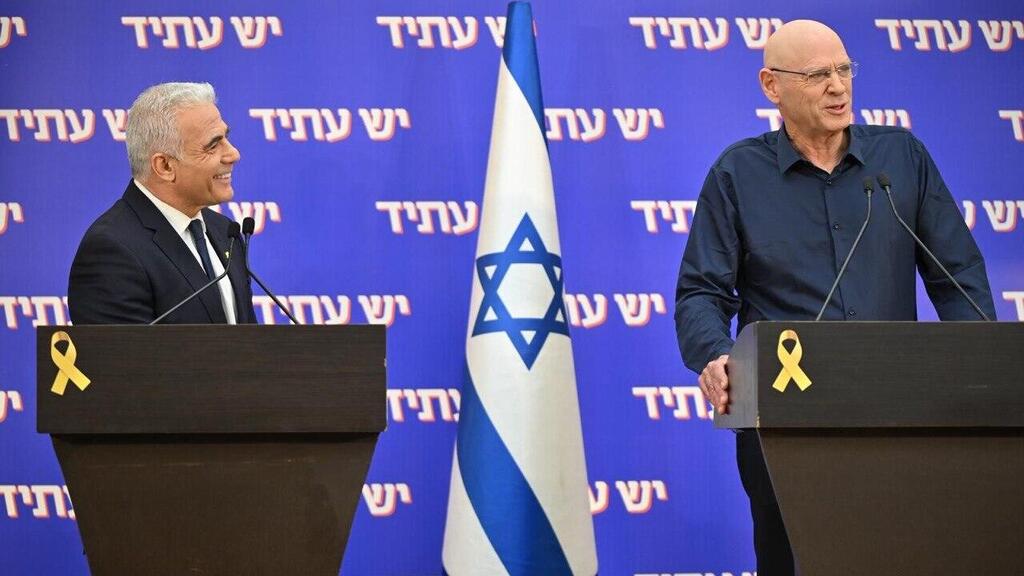 Yesh Atid party chairman Yair Lapid and Maj. Gen. Noam Tibon (Photo: Elad Gutman) לפיד ותיבון