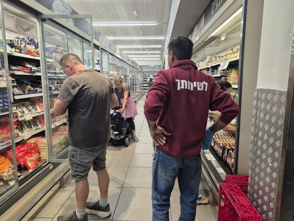 עובד זר בשופרסל