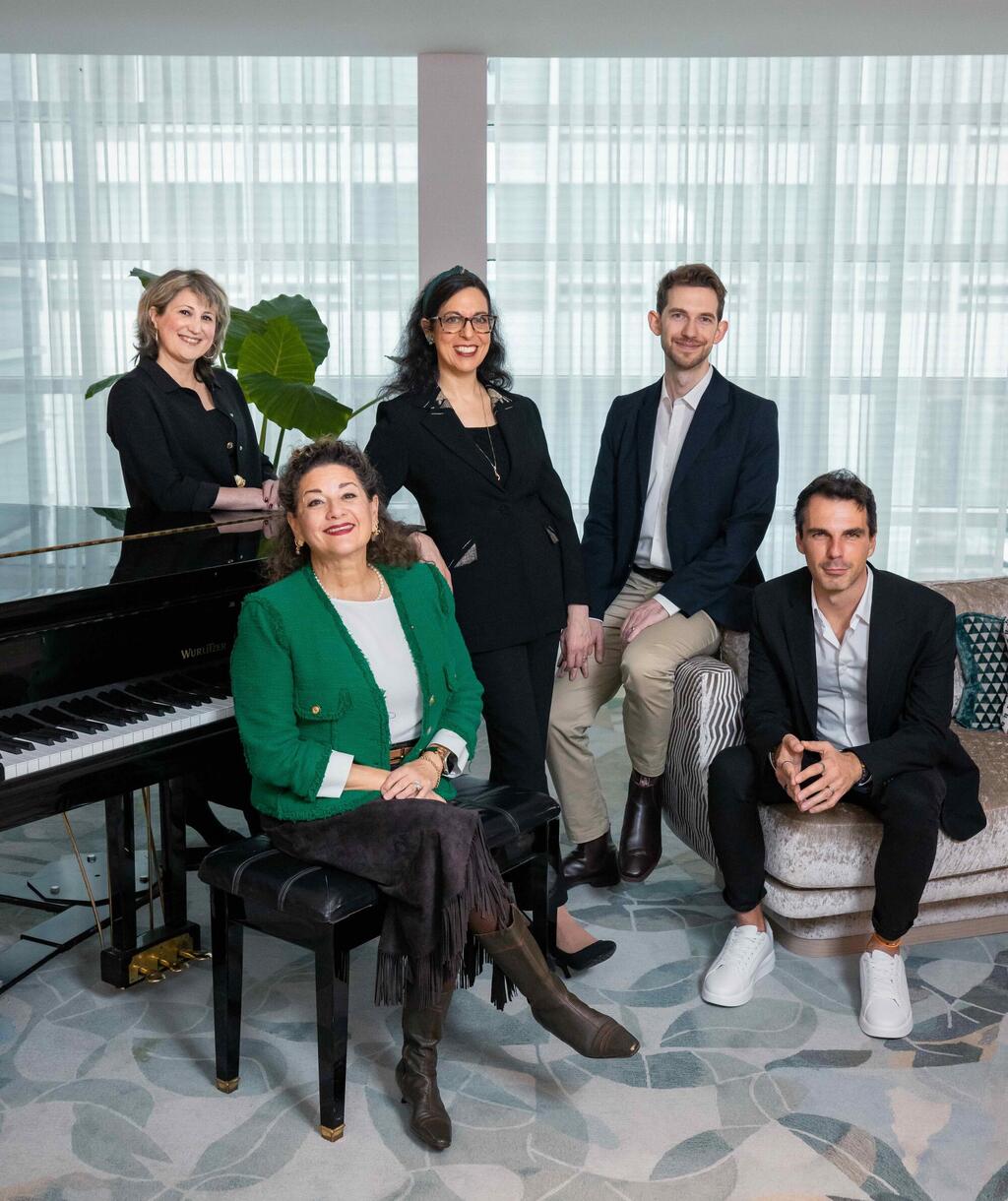 Лауреаты и учредитель премии Фонда Азриэли 2026 года. Слева направо: д-р Хана Аджиашвили, д-р Шарон Азриэли CQ, д-р Далит Хадас Варшоу, Николас Дентон Процак, Эдриан Мокану (Фото: Danylo Bobyk Photography and Videography ) Лауреаты и учредитель премии Фонда Азриэли 2026 года. Слева направо: д-р Хана Аджиашвили, д-р Шарон Азриэли CQ, д-р Далит Хадас Варшоу, Николас Дентон Процак, Эдриан Мокану