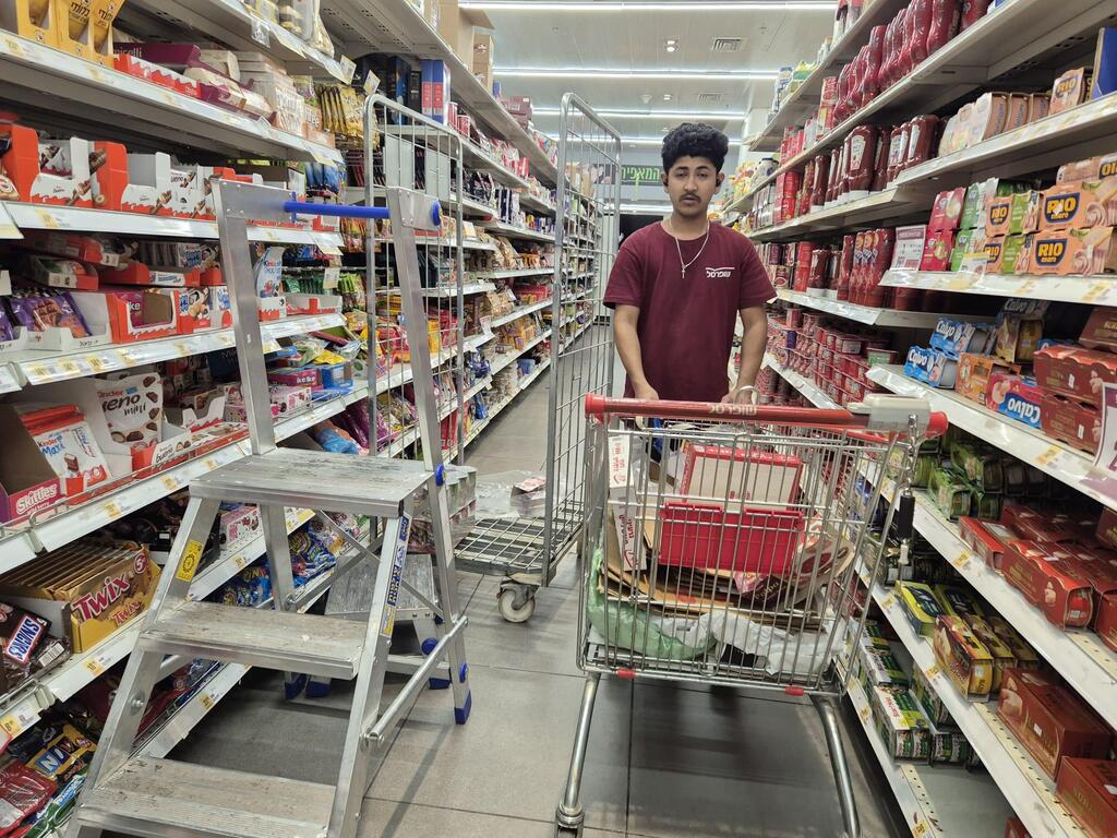 עובד זר בשופרסל