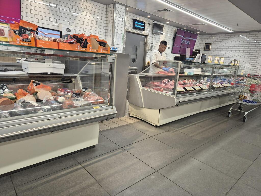 עובד זר בשופרסל