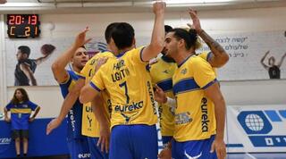 שחקני מכבי תל אביב בכדורעף מאושרים