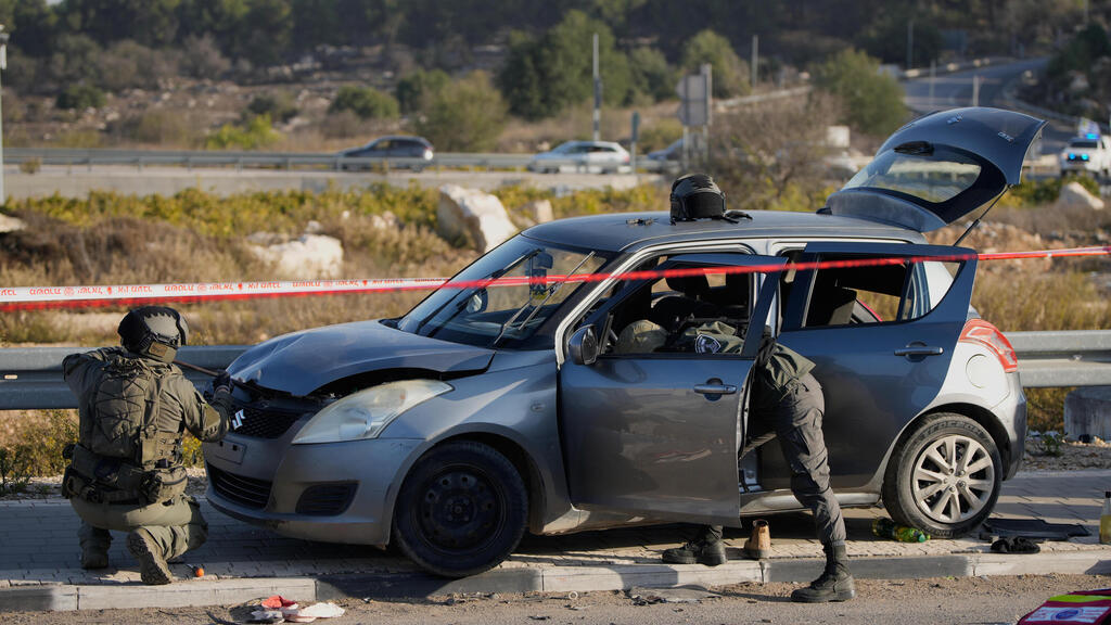 На месте теракта в Гуш-Эционе (Фото: AP Photo/Ohad Zwigenberg) פיגוע בגוש עציון