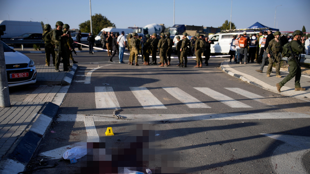 На месте теракта в Гуш-Эционе (Фото: AP Photo/Ohad Zwigenberg) פיגוע בגוש עציון
