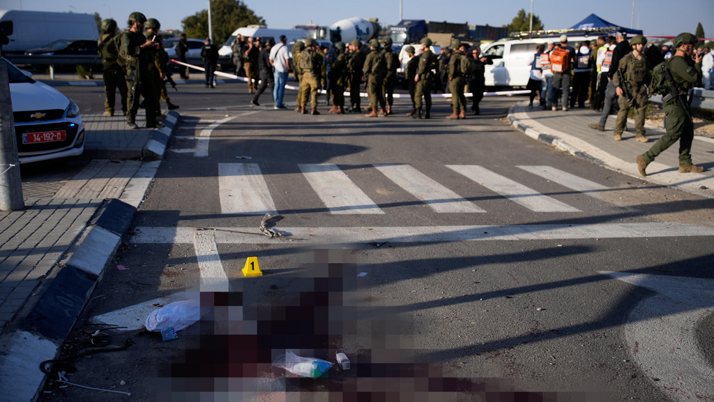 На месте теракта в Гуш-Эционе (Фото: AP Photo/Ohad Zwigenberg) פיגוע בגוש עציון