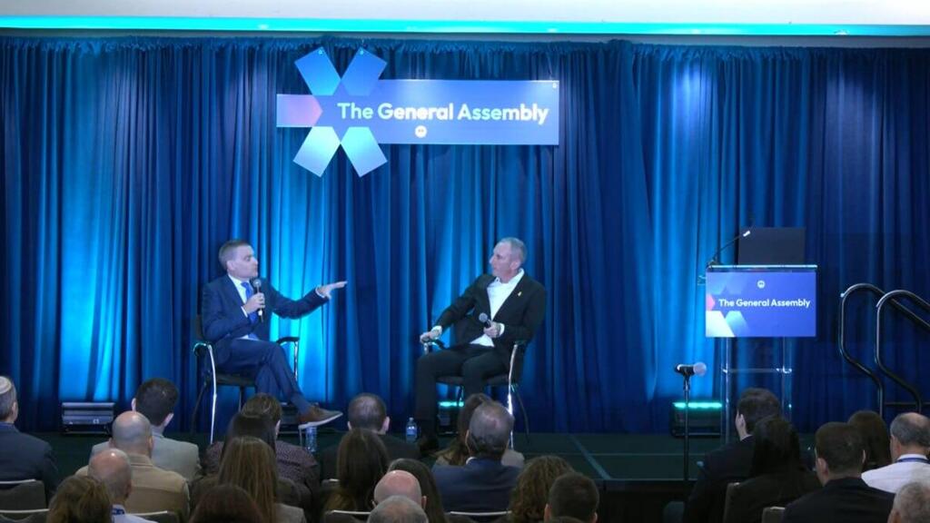 Выступление Даниэля Хагари (Фото: Итамар Айхнер) דניאל הגרי בכנס הפדרציות היהודיות