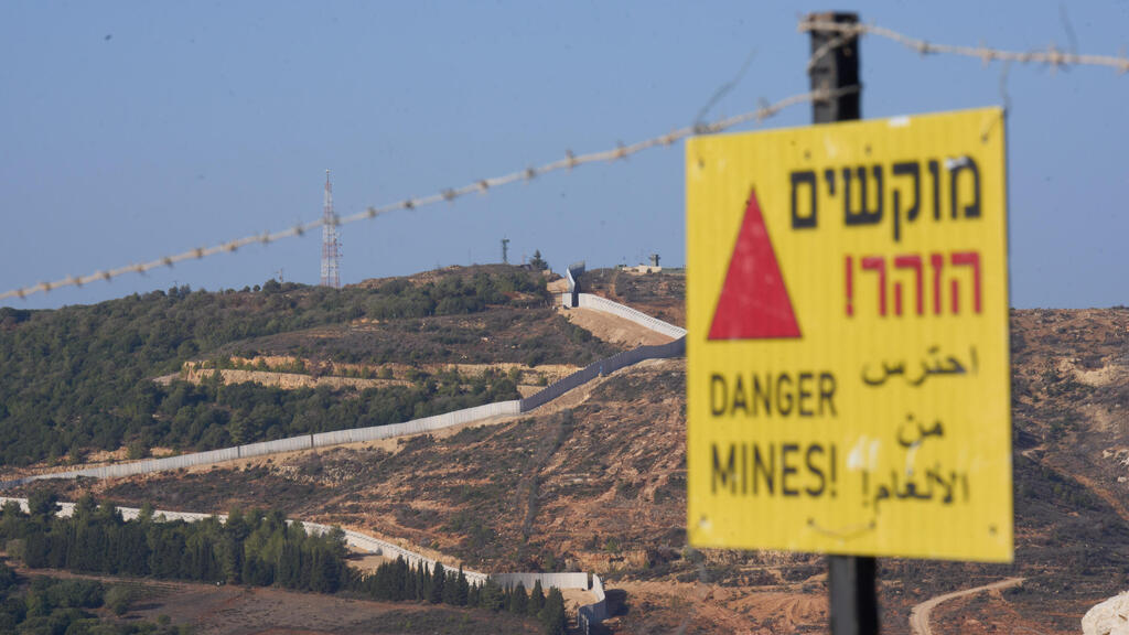 שלט המזהיר מפני מוקשים ליד גבול לבנון