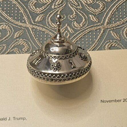 The special dreidel Eitan will present to Donald Trump (Photo: Tikva Forum) הסביבון שיעניק איתן מור לטראמפ