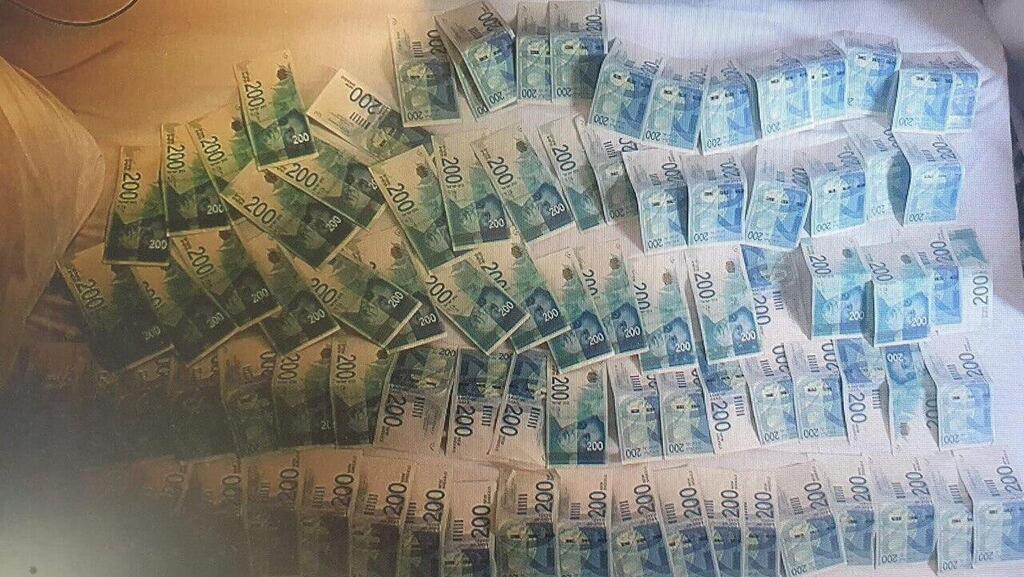 Деньги, полученные мошенническим путем (Фото: пресс-служба полиции) תמונות שנמצאו בטלפון של חשוד בהונאת קשישים במרכז