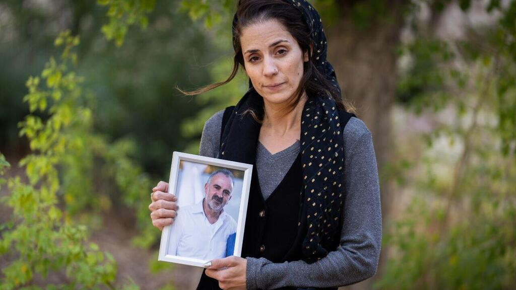 Хавива с фото отца (Фото: Шалев Шалом) חביבה אטיאס, ביתו של אהרון כהן ז"ל