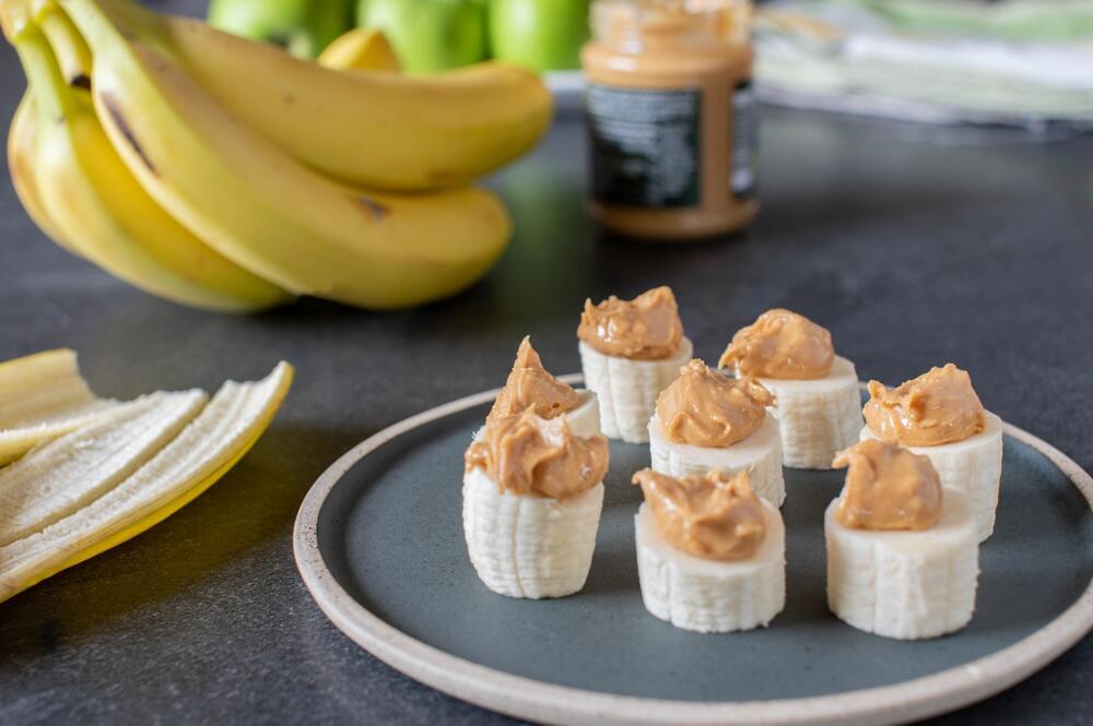 בננה עם חמאת בוטנים
