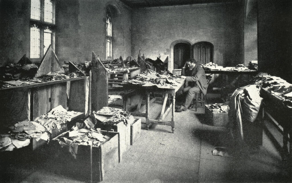 הרב שניאור זלמן הכהן שכטר, שנודע גם בשם סולומון שכטר, חוקר את גניזת קהיר