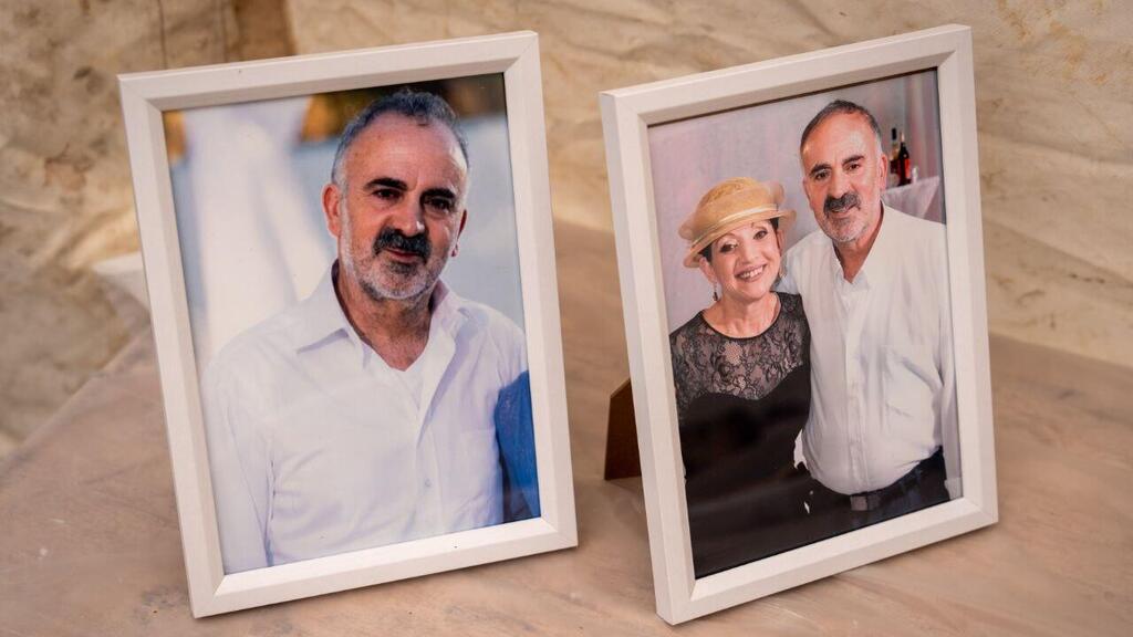 Фото Арона Коэна в доме его семьи в Кирьят-Арбе (Фото: Шалев Шалом) משפחתו של אהרון כהן ז"ל, שנרצח בפיגוע בצומת גוש עציון, יושבים שבעה בקריית ארבע