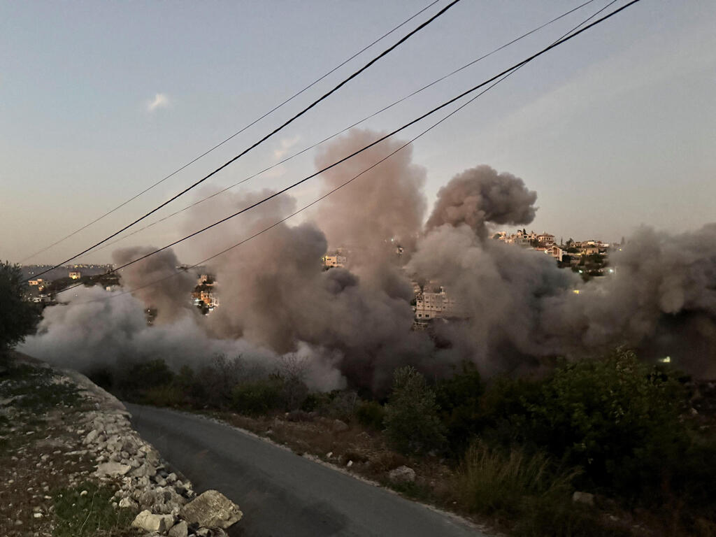 IDF strikes in southern Lebanon (Photo: REUTERS/Ali Hankir) תקיפות צה"ל בדרום לבנון