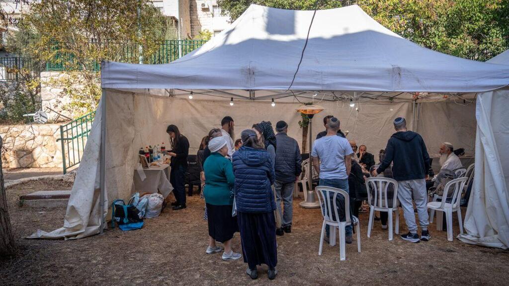 Поминальный шатер у дома семьи Коэн (Фото: Шалев Шалом) משפחתו של אהרון כהן ז"ל, שנרצח בפיגוע בצומת גוש עציון, יושבים שבעה בקריית ארבע