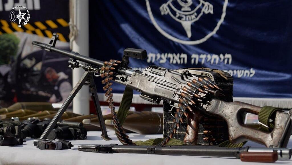 Изъятое у контрабандистов оружие (Фото: пресс-служба полиции) כוחות הביטחון חשפו תשתית להברחת אמצעי לחימה מסוריה לישראל