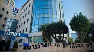 גרפיטי על קירות בניין רשת 13