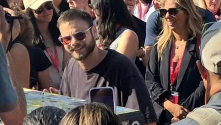 אלון אהל מנגן בפסתר בכיכר החטופים