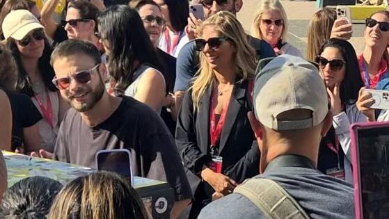 אלון אהל מנגן בפסתר בכיכר החטופים