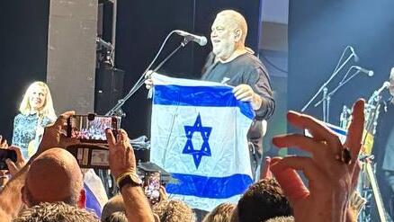 פוליקר עם דגל ישראל בהופעה בסלוניקי