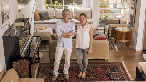 מיכל אשכולות ואיתן קימל בבית שלהם בשכונת נווה צדק בתל אביב