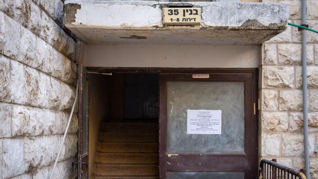 Вход в дом семьи Коэн в Кирьят-Арбе (Фото: Шалев Шалом) משפחתו של אהרון כהן ז"ל, שנרצח בפיגוע בצומת גוש עציון, יושבים שבעה בקריית ארבע