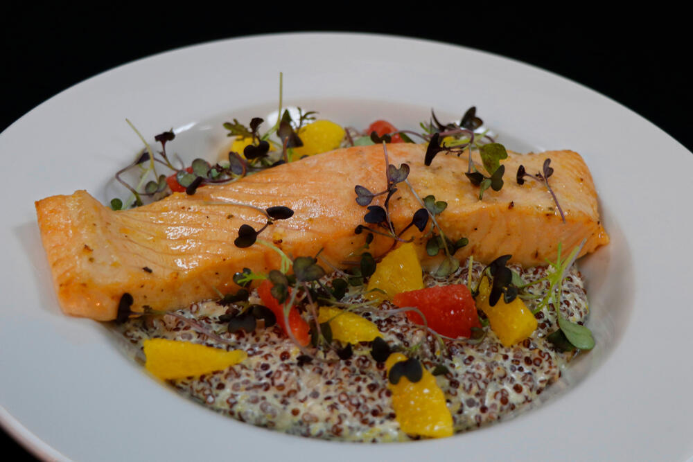 סלט קינואה וסלמון