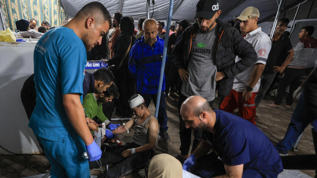 После ударов ЦАХАЛа по городу Газа (Фото: REUTERS/Dawoud Abu Alkas) בית החולים אל-אהלי בעיר עזה, לאחר תקיפה ישראלית