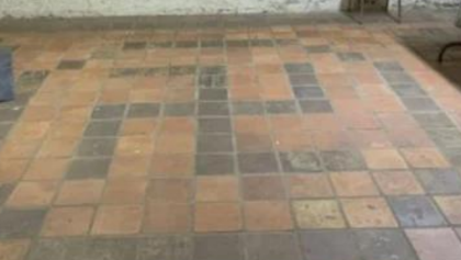 צלב הקרב והנשר במרתף הבית