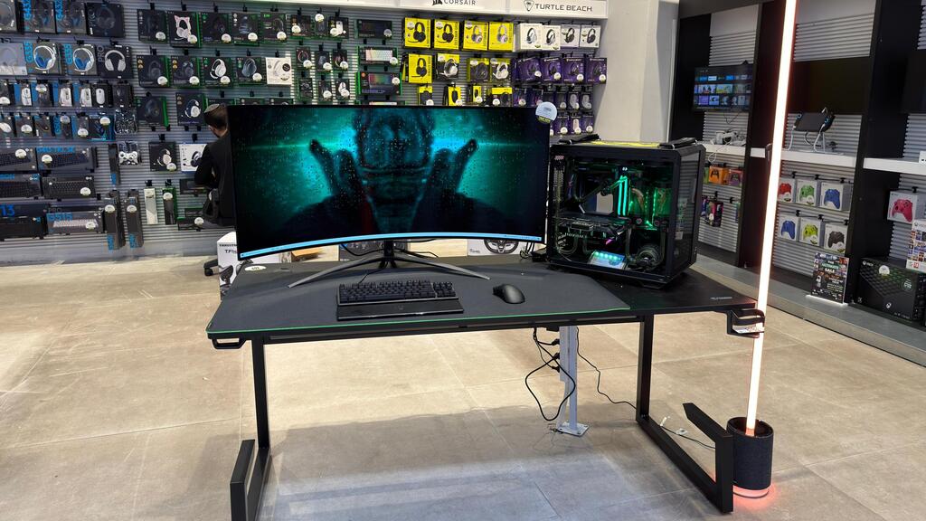 Компьютер для гейминга с экраном OLED размером 45 дюймов производства Acer (Фото: Даниэла Гинзбург ) מחשב גיימינג עם מסך OLED בגודל 45 אינץ' של Acer