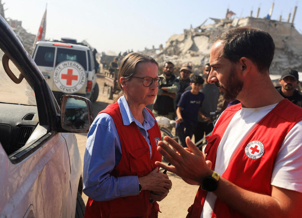 אנשי הצלב האדום בעזה