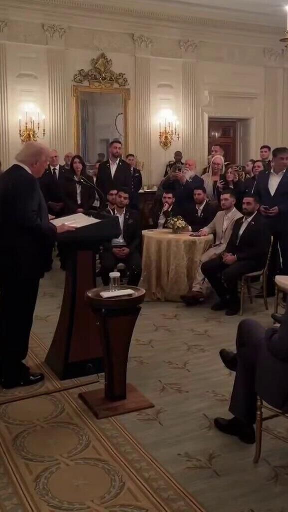 Встреча бывших заложников с Трампом (Фото из сети X) טראמפ עם שורדי השבי